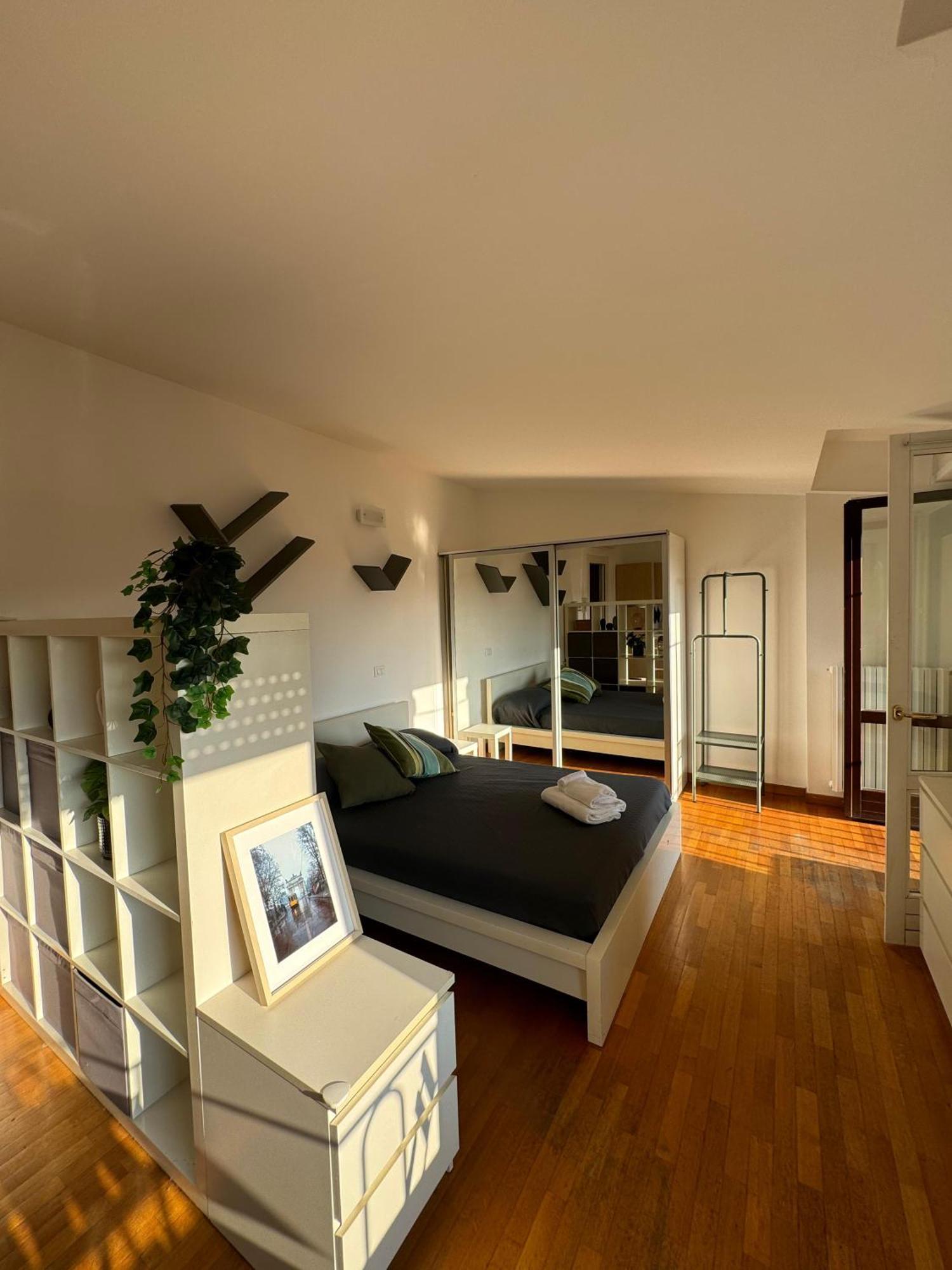 Attico Con Balcone In Centro A Isola Mailand